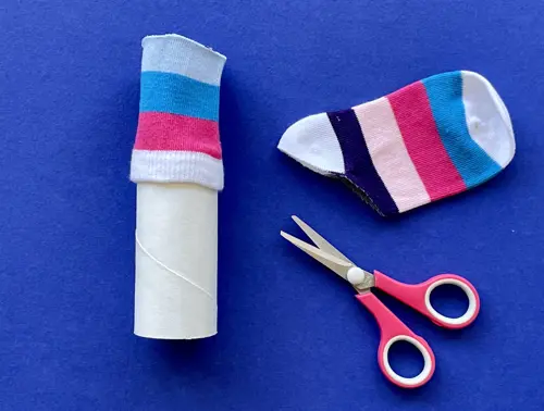 Moeder en peuterdochter gebruiken wc-rol om te knutselen