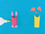Een roze wc-rol waarop oortjes en pootjes zijn geplakt, en een gele wc-rol met vleugeltjes en een snaveltje ernaast.