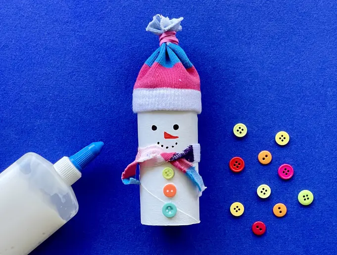 Moeder en peuterdochter gebruiken wc-rol om te knutselen