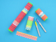 Kokers van verschillende formaten, versierd en gevuld met rijst of bonen om een zelfgemaakte muzikale rammelaar te maken.