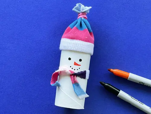 Moeder en peuterdochter gebruiken wc-rol om te knutselen