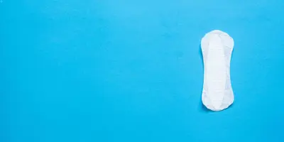 Een inlegkruisje voor vrouwelijke hygiëne op een blauwe achtergrond