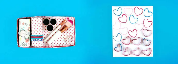 Versierd kartonnen sieradendoosje, wit papier bedrukt met hartjes en kartonnen hartenstempels als moederdagknutsels