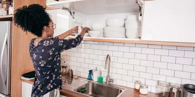 Vrouw doet wat keukenorganisatie