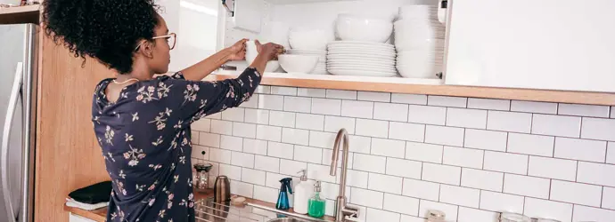 Vrouw doet wat keukenorganisatie