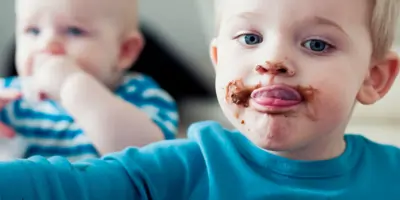 Chocoladevlekken verwijderen uit tapijt en bekleed meubilair