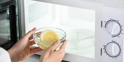 Hoe maak je een magnetron schoon? 3 simpele manieren