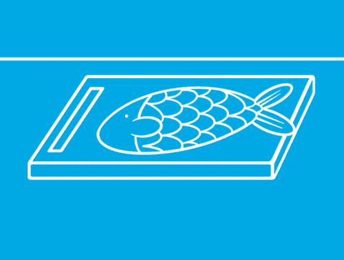 Op een blauwe achtergrond gebruikt een bewegende witte omtrek van handen reinigingsspray om een oppervlak schoon te maken na het bereiden van vis.