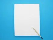 Een vel papier waarop een boom is getekend met het potlood dat erbij ligt.