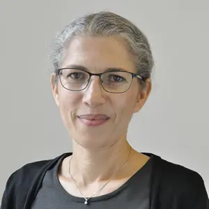 Professionele portretfoto van dr. Isabelle Bénard, huisarts bij The Medical Chambers Kensington
