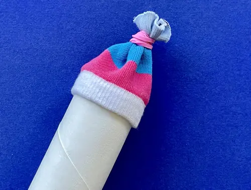 Moeder en peuterdochter gebruiken wc-rol om te knutselen