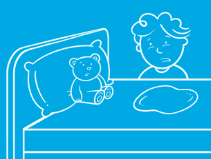 Een kind en een teddybeer kijken toe terwijl een hand een plas van een matras veegt met keukenpapier.