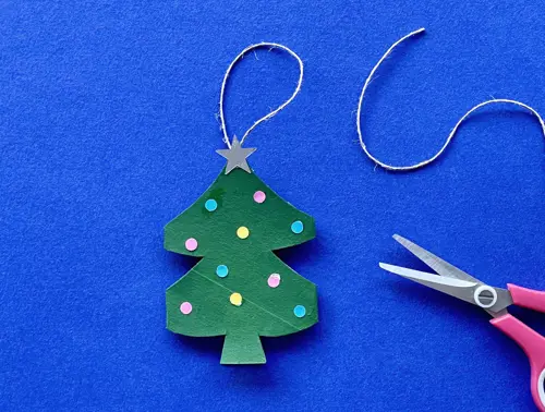 Moeder en peuterdochter gebruiken wc-rol om te knutselen