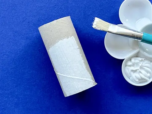 Moeder en peuterdochter gebruiken wc-rol om te knutselen