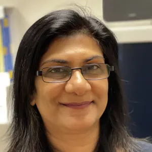 Professionele portretfoto van dr. Leena Sinha, Consultant Gastro-enterologist en oprichter van Gastro Care