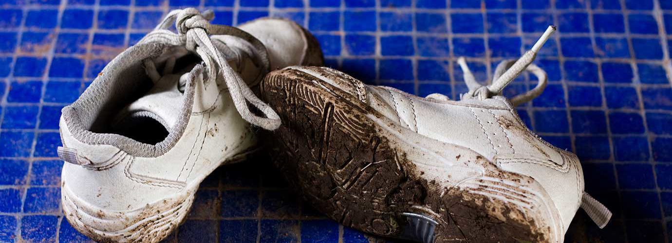vieze witte schoenen schoonmaken