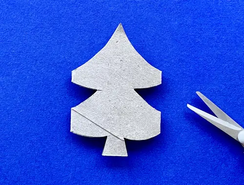 Moeder en peuterdochter gebruiken wc-rol om te knutselen