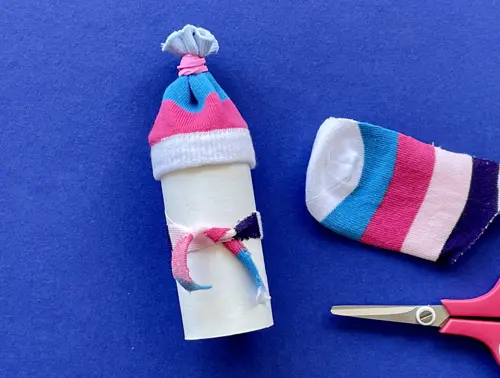 Moeder en peuterdochter gebruiken wc-rol om te knutselen