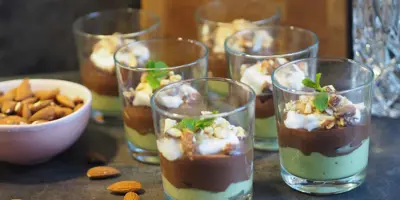 Avocado-chocoladetriffle met krokante amandellaag