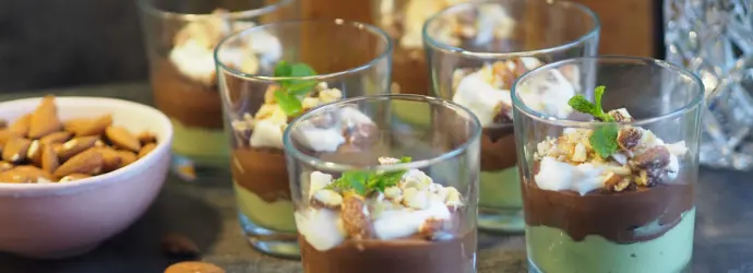 Avocado-chocoladetriffle met krokante amandellaag