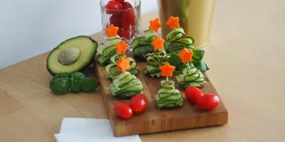 Veganistische komkommer-dennenboom-spiesjes