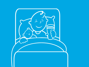 Een kind ligt in bed met een knuffel en een glas water; een hand pakt het glas en aait het kind op het hoofd.