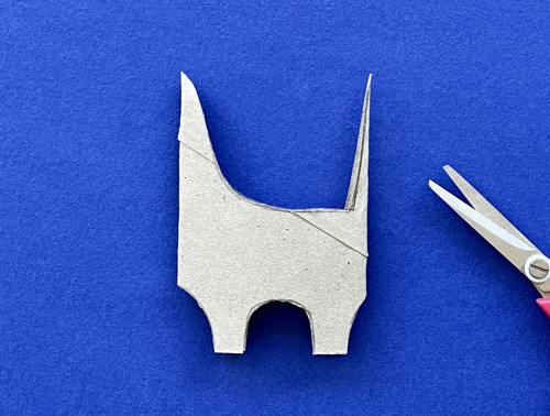 Moeder en dochter knutselen aan het bureau met een wc-rol, papier en pennen om dieren te maken