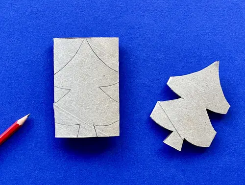 Moeder en peuterdochter gebruiken wc-rol om te knutselen