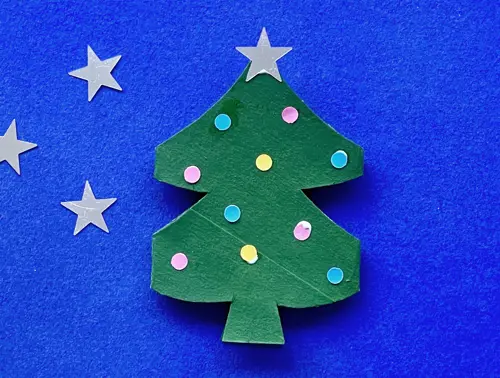 Moeder en peuterdochter gebruiken wc-rol om te knutselen