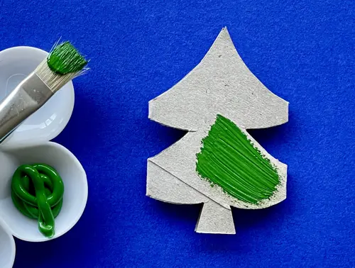 Moeder en peuterdochter gebruiken wc-rol om te knutselen