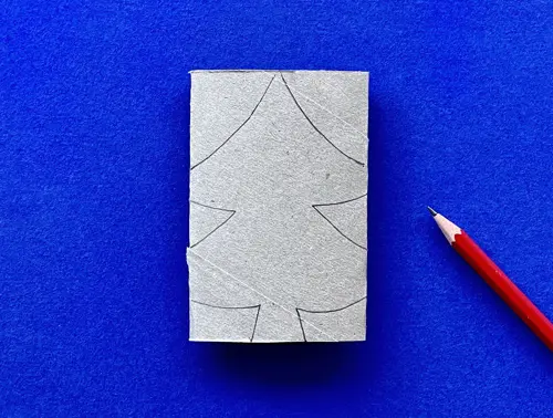 Moeder en peuterdochter gebruiken wc-rol om te knutselen