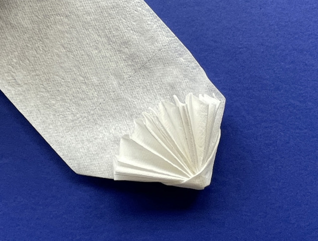 Toiletpapierrol aan de muur met gevouwen origami-uiteinde