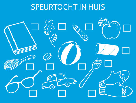 De voeten van een jongen steken onder een kastje uit naast speelgoed